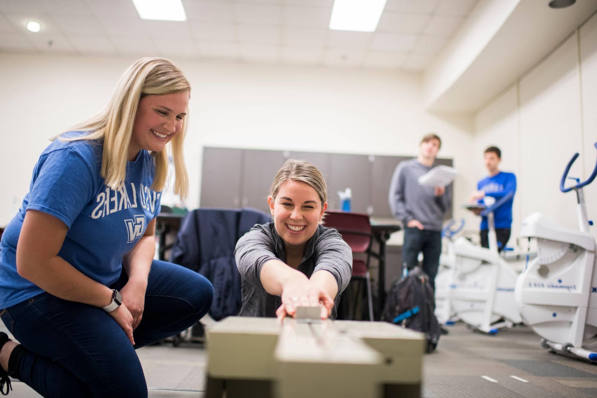 GVSU movement science student working in an exercise science lab.